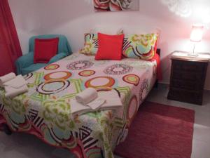 ラゴスにあるNew AQUARIUM - Guesthouseのベッドルーム1室(ベッド1台、椅子付)