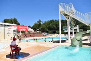 Piscina a Camping - Village Vacances du Lac o a prop