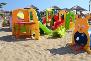 - une aire de jeux sur la plage dans l'établissement Hotel Como, à Rimini