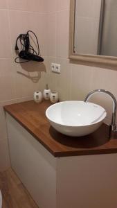 lavabo en el baño con un gran tazón blanco en una encimera en Mõisa Ait Apartment en Võru