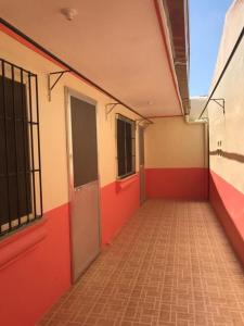 pusty korytarz budynku z czerwono-białymi ścianami w obiekcie RV Transient w mieście Angeles