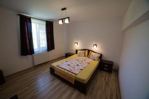 een kleine slaapkamer met een bed en een raam bij Agropensiunea Cetatuia in Luncaviţa