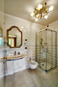 a bathroom with two sinks and a shower and a mirror at Hotel Gardena in Venice +34 photos