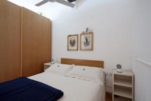 ポルトヴェーネレにあるI Doi Frè-Portovenereのベッドルーム1室(ベッド1台、シーリングファン付)