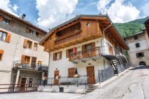 - un bâtiment avec un balcon sur le côté dans l'établissement Casa Elena, à Rabbi