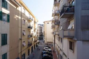 an aerial view of a city street with parked cars at Casa Beverini in La Spezia