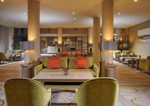 sala de estar con sofá, mesa y sillas en Sligo Park Hotel & Leisure Club en Sligo