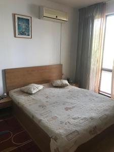 A bed or beds in a room at Villa Vladi Balchik