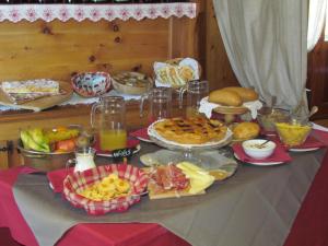 une table recouverte de beaucoup de différents types de nourriture dans l'établissement Hotel Lysjoch, à Gressoney-La-Trinité