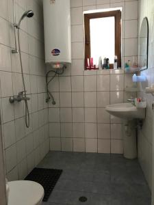 A bathroom at Villa Vladi Balchik