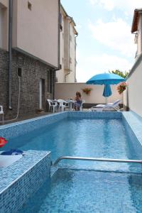 בריכת השחייה שנמצאת ב-Vlasta Family Hotel או באזור