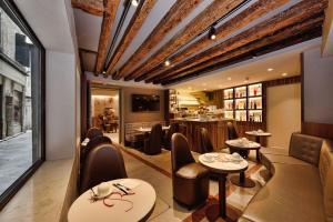 een restaurant met tafels en stoelen en een bar bij Rosa Salva Hotel in Venetië