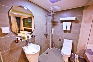 Bilik mandi di Nostalgia Hotel Beijing Guozijian Ghost Street - Near Beijing Lama Temple, Beihai Park, Jingshan Park, Drum Tower, Houhai Bar Street, Tian'anmen Square, Located in Beijing traditional Hutongs, 5 minutes away from Beixinqiao Metro Station