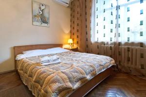 ein Schlafzimmer mit einem Bett mit zwei Handtüchern darauf in der Unterkunft Home Hotel Apartments on Lva Tolstogo in Kiew