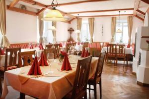 un restaurante con una mesa con servilletas rojas. en Hotel Gasthof Krone, en Zusmarshausen