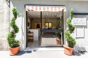 フィレンツェにあるユース フィレンツェ 2000の鉢植えの入口