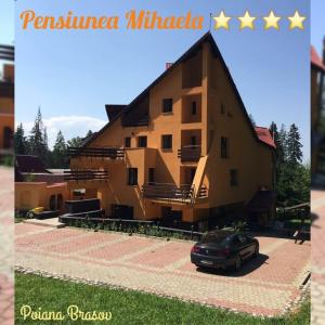 una casa con un coche aparcado delante de ella en Pensiunea Mihaela en Poiana Brasov