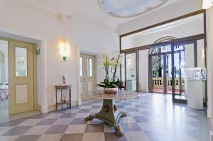 Hotel De Paris Sanremo tesisinde lobi veya resepsiyon alanı