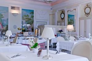 A restaurant or other place to eat at Hotel De Paris Sanremo