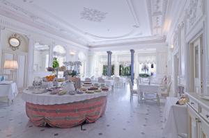 A seating area at Hotel De Paris Sanremo