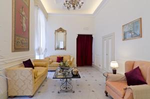 A seating area at Hotel De Paris Sanremo