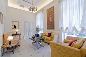 A seating area at Hotel De Paris Sanremo