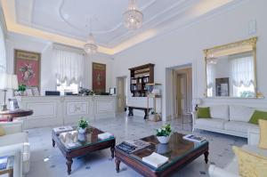 A seating area at Hotel De Paris Sanremo