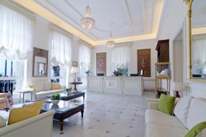 A seating area at Hotel De Paris Sanremo