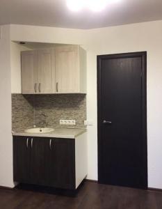 ズヴェニゴロドにあるAppartment for lifeのキッチン(シンク付)、黒いドア