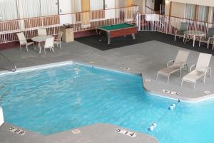 Vista de la piscina de Motel 6 Hastings NE o alrededores