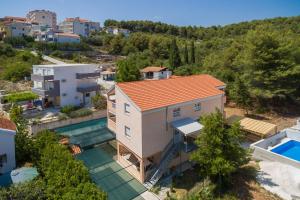 - une vue aérienne sur une maison avec une piscine dans l'établissement Apartment Krželj, à Trogir
