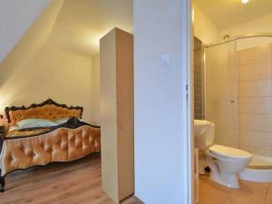 コシチェリスコにあるWilla Mariaのベッドルーム1室(ベッド1台付)、トイレ、バスルームが備わります。