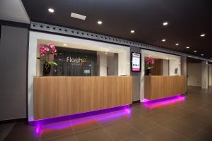 Flash Hotel Benidorm - Recommended Adults Only 4 Sup في بنيدورم: واجهة متجر مع أضواء وردية في مبنى