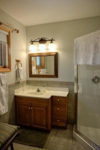 bagno con lavandino e specchio di Hummingbird Bed and Breakfast a Clearwater