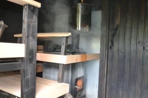 Habitación con estanterías de madera en la pared en Tenon Eräkievari mökit, en Karigasniemi