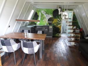 Schellbronn的住宿－沃爾夫西威戈11號度假屋，一间带木桌和椅子的用餐室