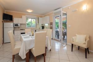 Kuchyň nebo kuchyňský kout v ubytování Apartment Krželj