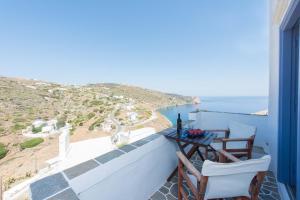 balcone con sedie e vista sull'oceano di Aris & Maria Houses a Kástron