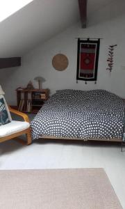 een slaapkamer met een groot bed en een bank bij Les Lutins in Sainte-Ruffine