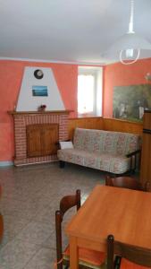 een woonkamer met een bank en een tafel bij Residence Arvinei in Malesco