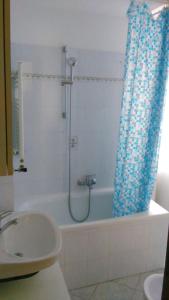 ein Badezimmer mit einer Dusche, einem Waschbecken und einer Badewanne in der Unterkunft Residence Arvinei in Malesco