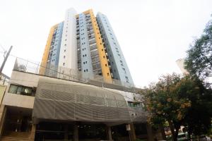 un edificio alto con una pasarela delante de él en Royal Center Hotel Lourdes, en Belo Horizonte