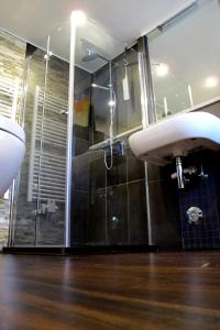 une salle de bain avec lavabo et douche dans l'établissement Komfortwohnung City/Messe 25 Min, à Cologne 50 autres photos