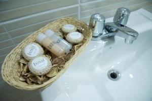 un cesto di articoli da toeletta su un lavandino in bagno di Ixnuk Class a Piura