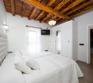 サン・マテウ・ダルバルカにあるCan Pepの白いベッドルーム(枕付きの大きな白いベッド付)