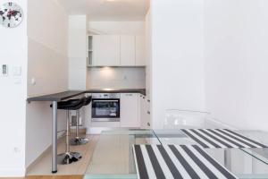 Kuchyň nebo kuchyňský kout v ubytování Flexible SelfCheckIns 9 - Zagreb - Garage - Electric vehicle ccharger - Loggia - New - Apartments Repinc 9