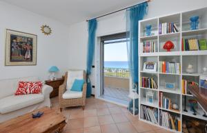 een woonkamer met een bank en een boekenplank bij Appartamento Via Salento Gallipoli in Gallipoli