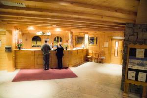 een man en een vrouw die aan een keukenbar staan bij travelski home premium - Résidence Les Alpages de Val Cenis 4 in Les Champs