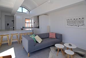 un soggiorno con divano e una cucina di Azure 216 a Bloubergstrand