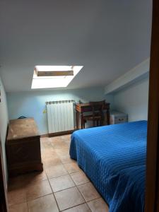ラクイラにあるeagleのベッドルーム(青いベッド1台、天窓付)